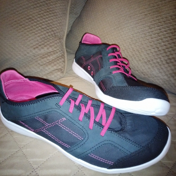 clarks slip on tennis shoes